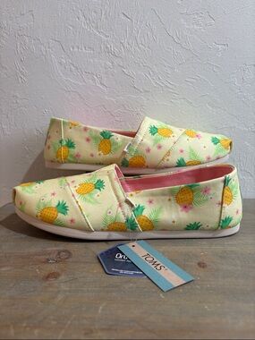NWT Toms Pineapple Paradise Print Slip On Shoes Size 9.5